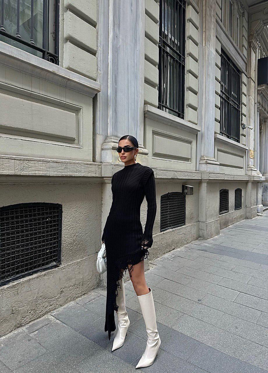Divamo - Deep Dress Black knit piece with a modern and edgy design
