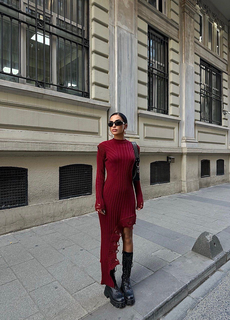 Divamo - Deep Dress burgundy knit piece with a modern and edgy design