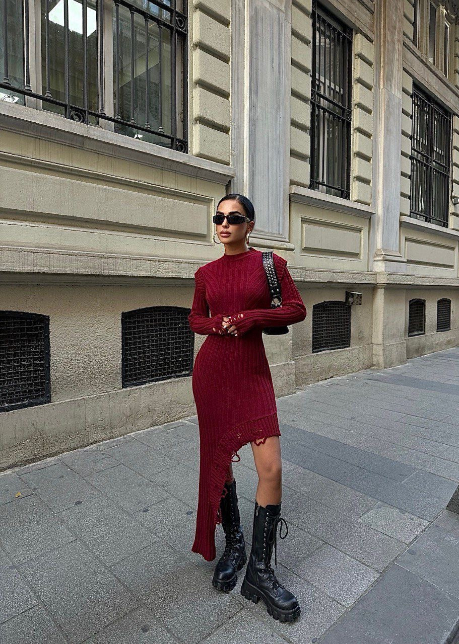 Divamo - Deep Dress burgundy knit piece with a modern and edgy design